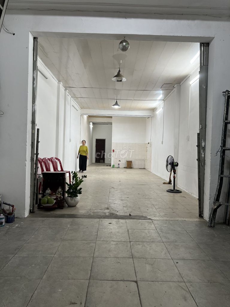 Rent a 7-foot downway-- Tô Hiến Thành Street, 717 14, District 10. 4 meters x 20 meters.