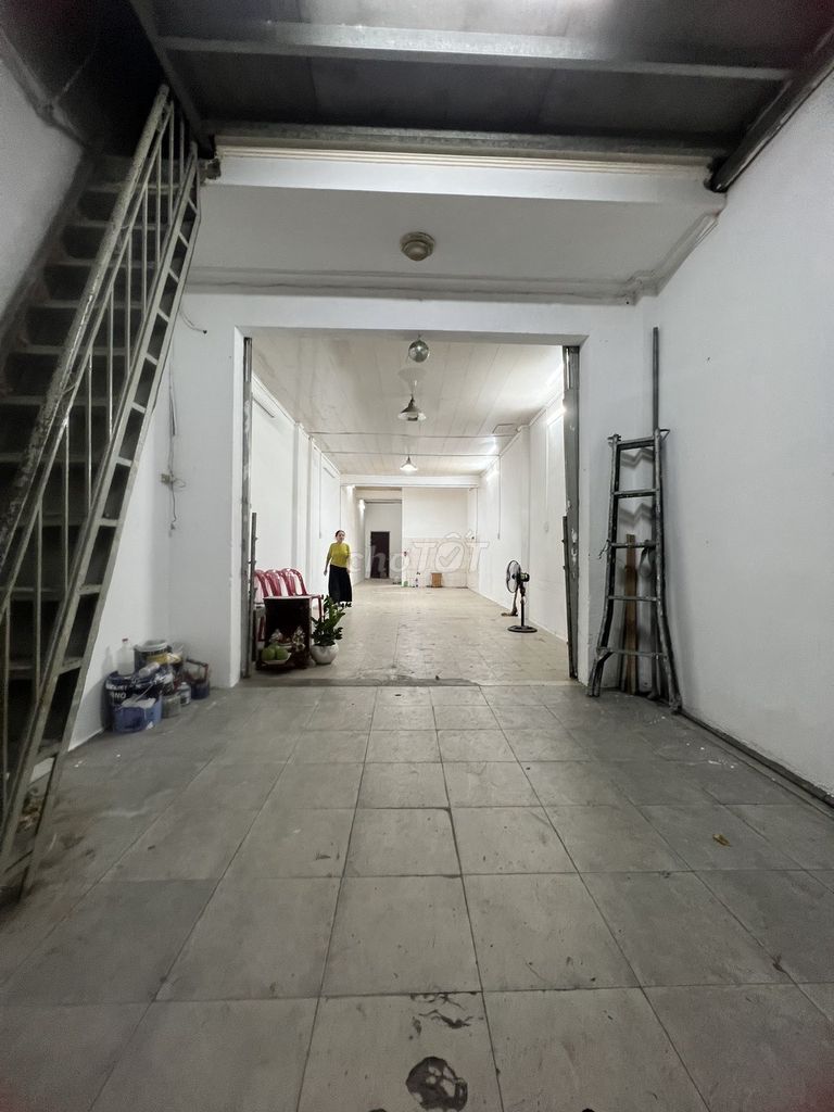 Rent a 7-foot downway-- Tô Hiến Thành Street, 717 14, District 10. 4 meters x 20 meters.