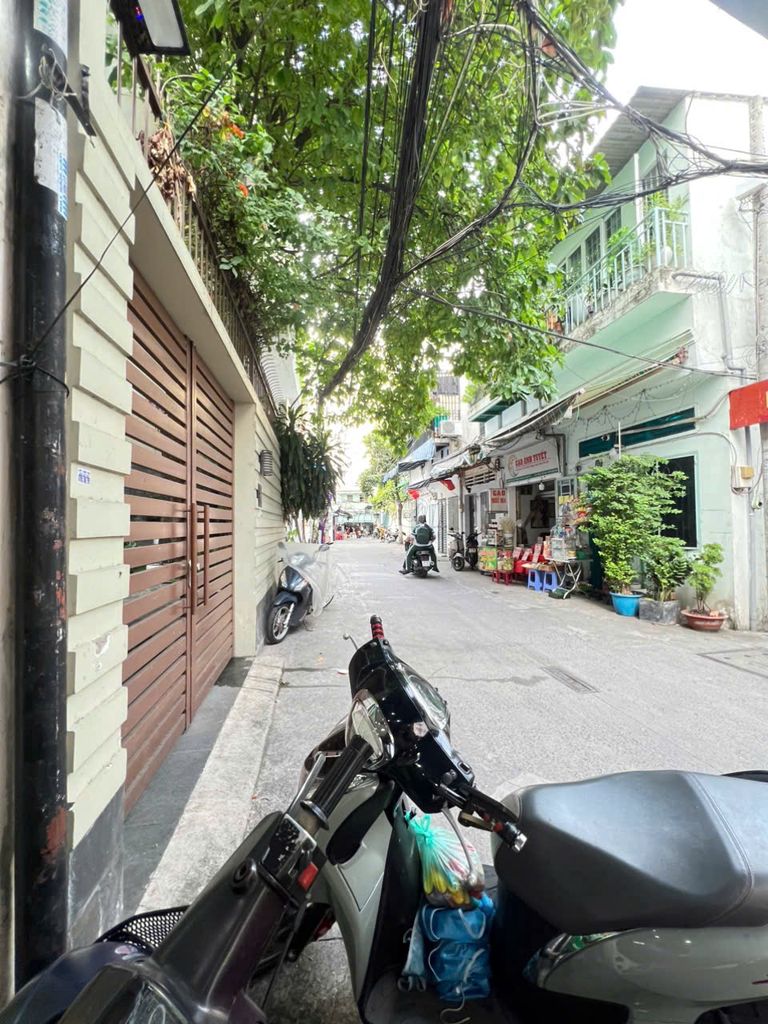 Rent the 8-foot tricycleway -- Cao Thắng Street, 4 x 20 meters.