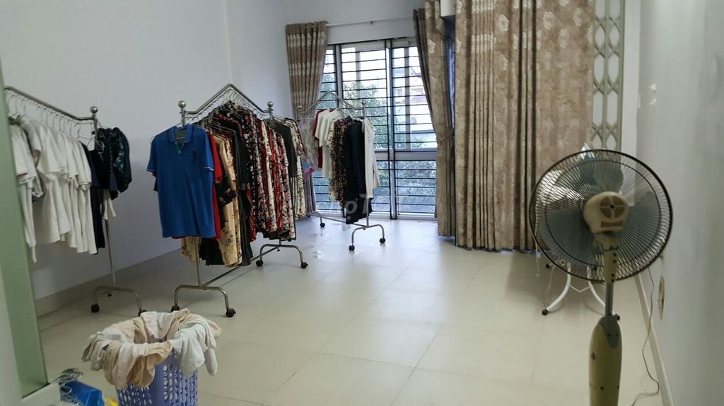 Rent 1 Lê Thánh Tôn, area 4.4 X20 M, 3 floor