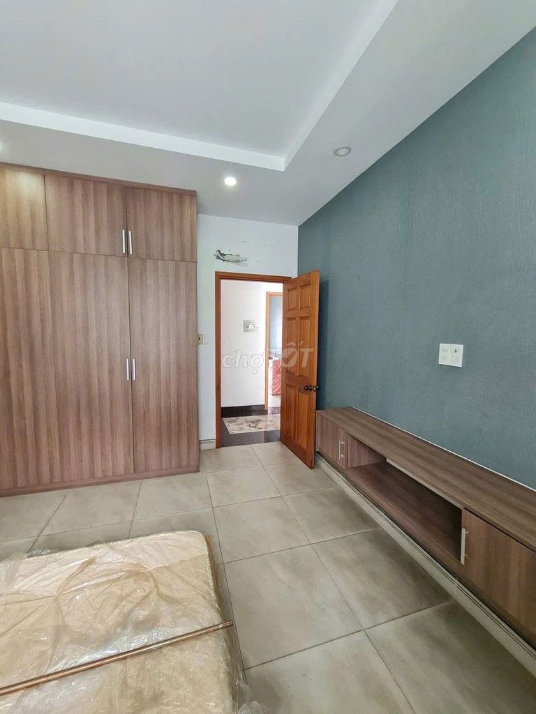 3 bedrooms -- private car park - 24/7 security.