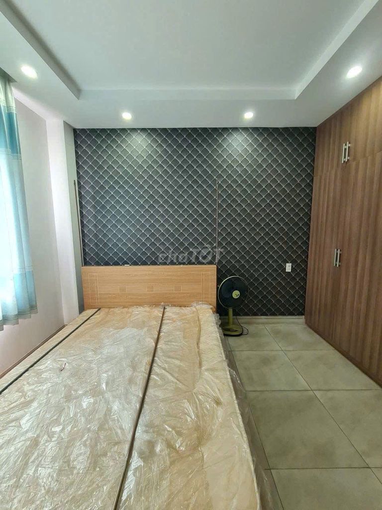 3 bedrooms -- private car park - 24/7 security.