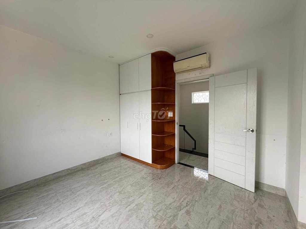 Renting parkview houses, three rooms, 12 million.