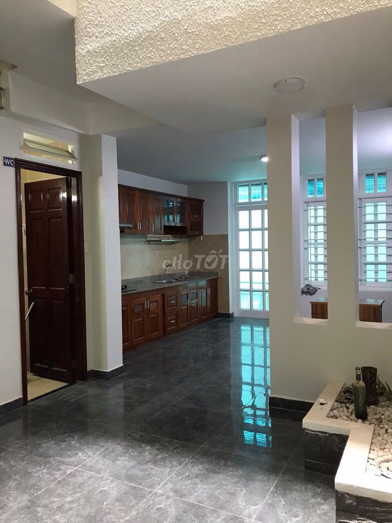 Nice house. Next park. 5 x 20 meters 4 floors.