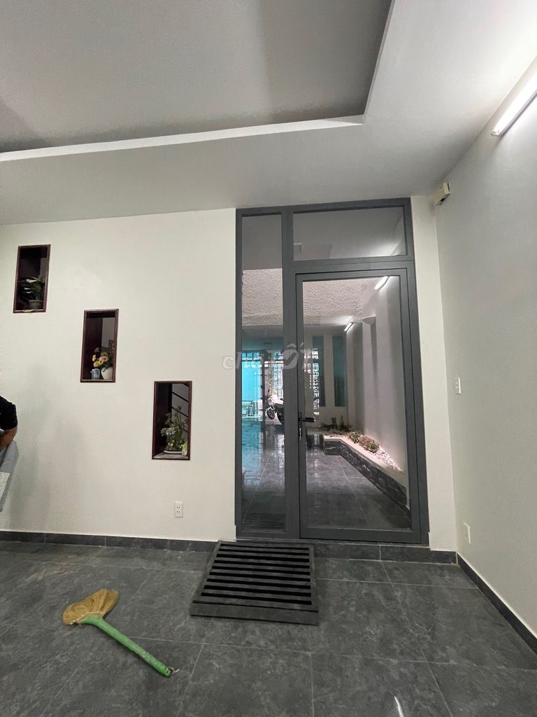 Nice house. Next park. 5 x 20 meters 4 floors.