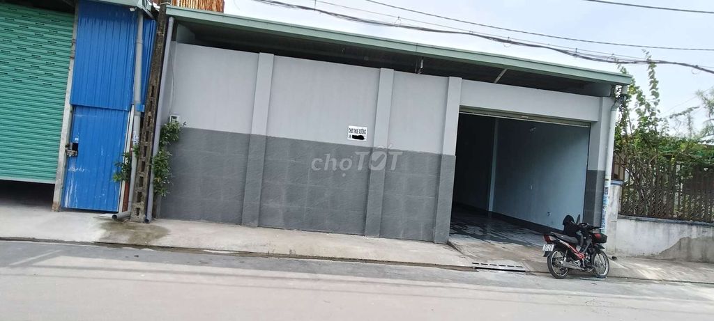 rents a factory. 11 M x 40 M.