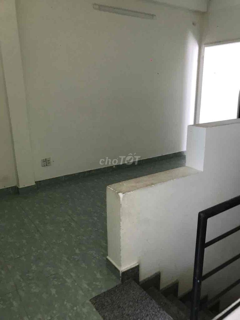 Hire the second floor of the house, there's a way out.