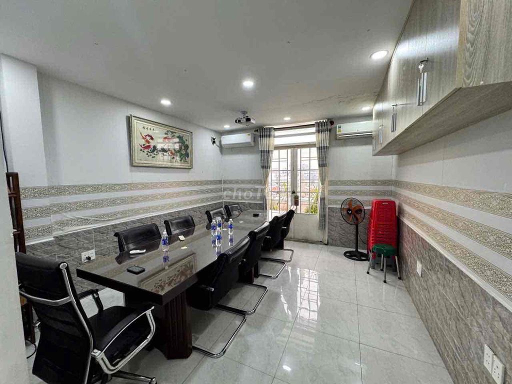 The 5th Base Room P.Q.q0 District 7