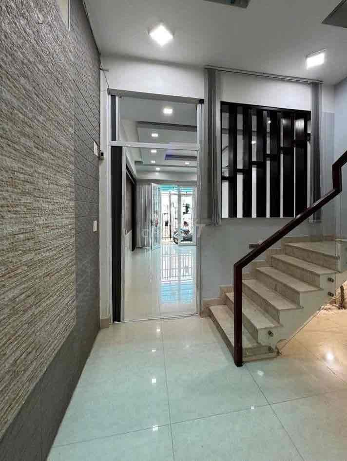 1.Tam Đảo.15 districts 10-4.18 meters. Three-story bedrooms, five toilets -- 35 million a month.