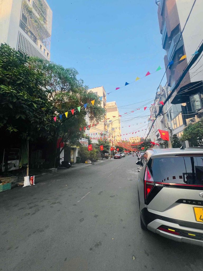 We'll rent four hundred and eighteen meters, four floors, 20 million số 3 Street.