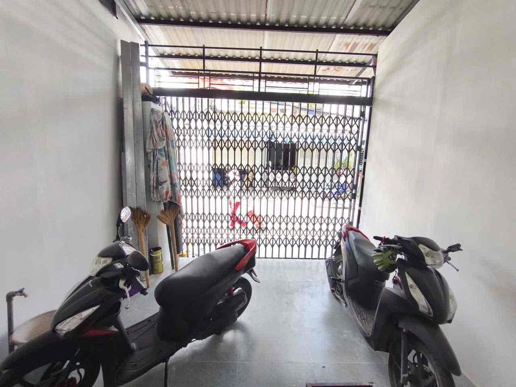 Rent a Bùi Quang Là cash house near the Text Transmigration Market: