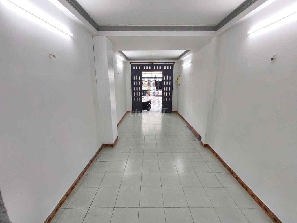 Rent a Bùi Quang Là cash house near the Text Transmigration Market: