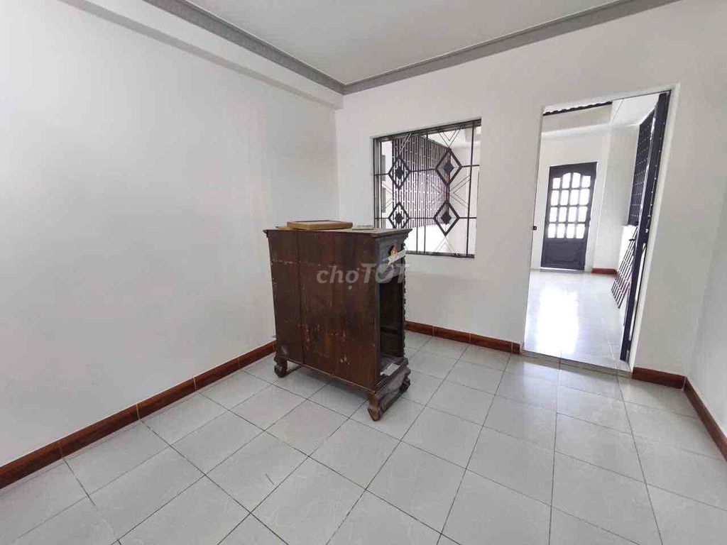 Rent a Bùi Quang Là cash house near the Text Transmigration Market: