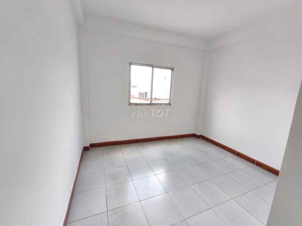 Rent a Bùi Quang Là cash house near the Text Transmigration Market: