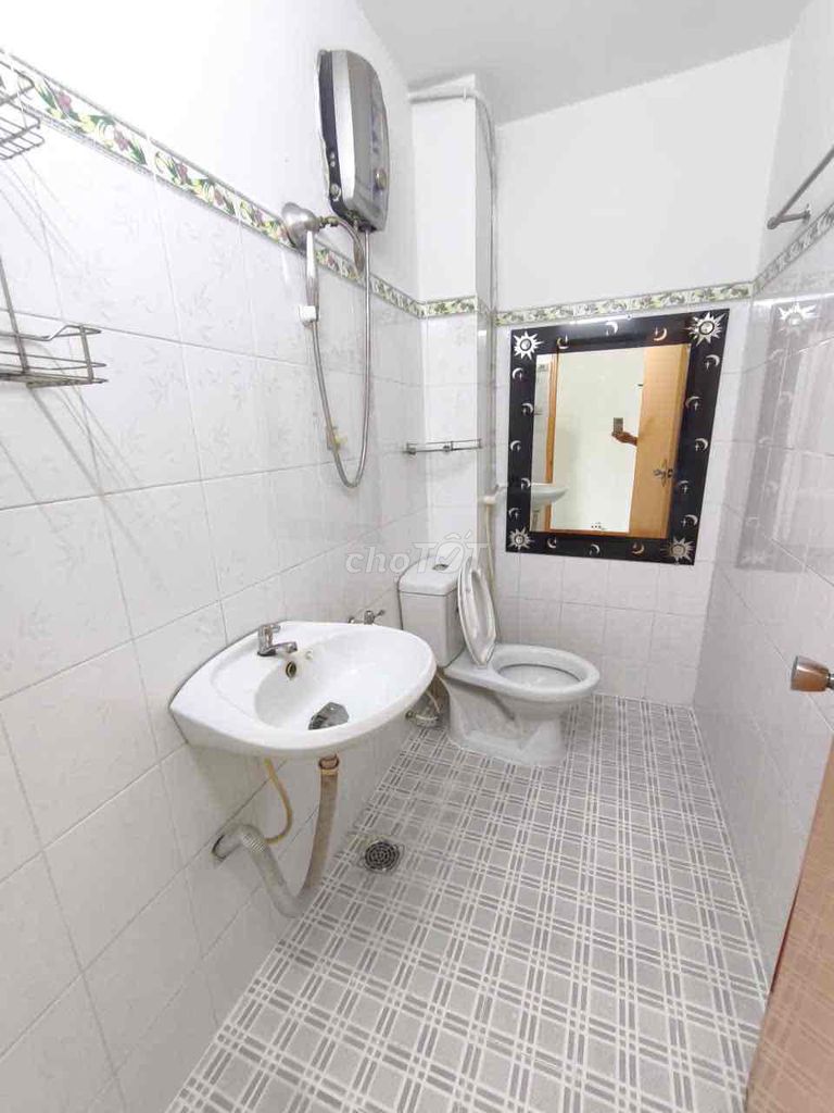 Rent a Bùi Quang Là cash house near the Text Transmigration Market: