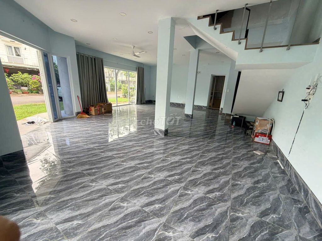 Rent an angle of Kadc ParkRiveside 10 x 15 meters 3 floors near vx Interstate