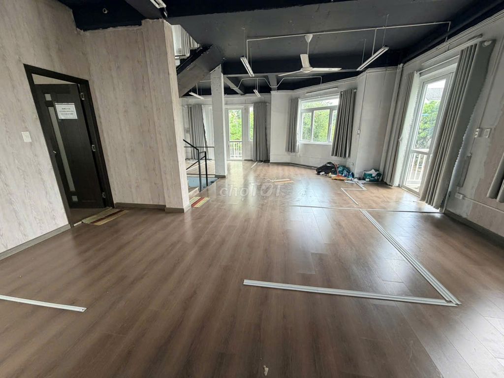 Rent an angle of Kadc ParkRiveside 10 x 15 meters 3 floors near vx Interstate