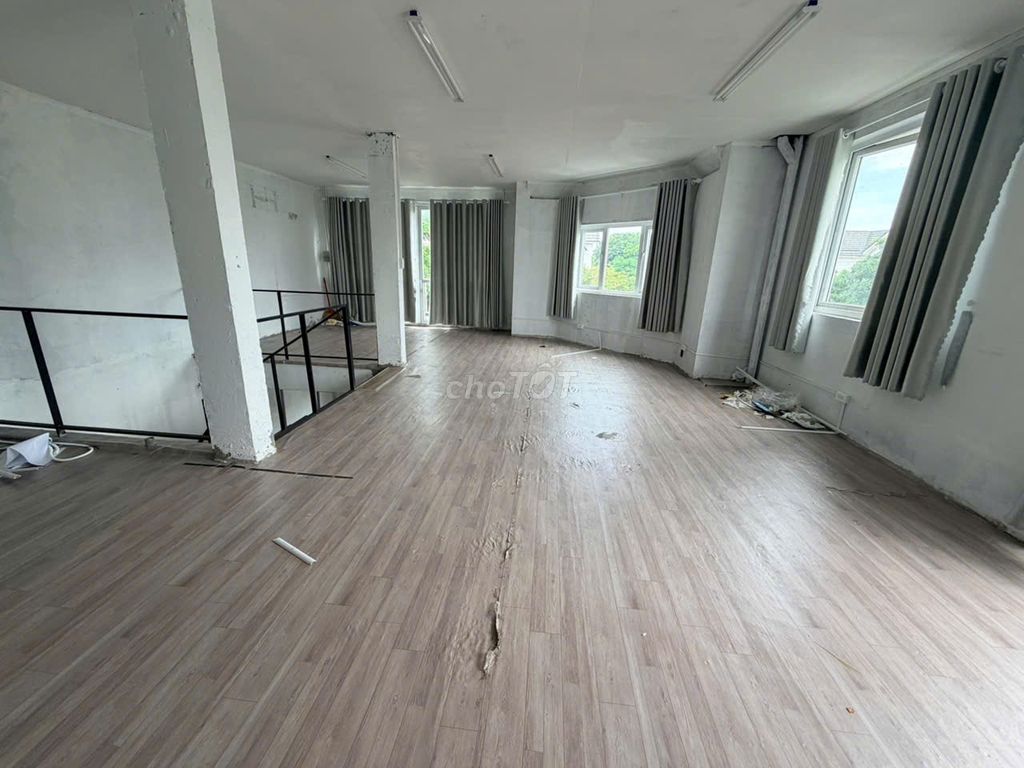 Rent an angle of Kadc ParkRiveside 10 x 15 meters 3 floors near vx Interstate