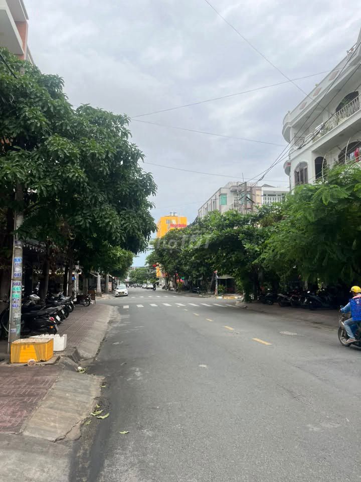 The original Số 6 Street square. The Fire Arrow, 4 x 20, 1 Land.