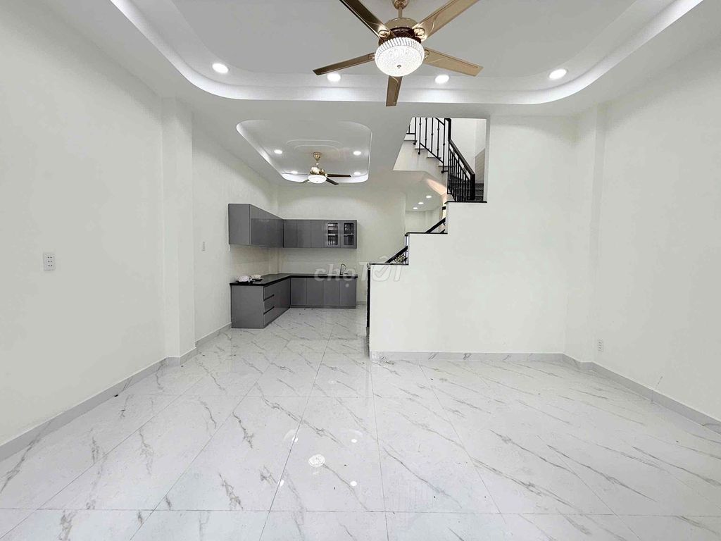 It's the owner who rents the original three bedrooms-- Nguyễn Thượng Hiền, Gò Vấp