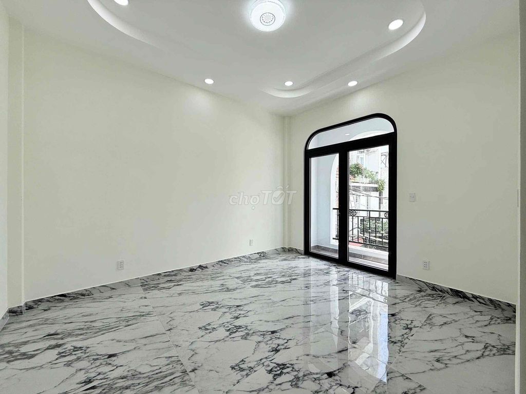 It's the owner who rents the original three bedrooms-- Nguyễn Thượng Hiền, Gò Vấp