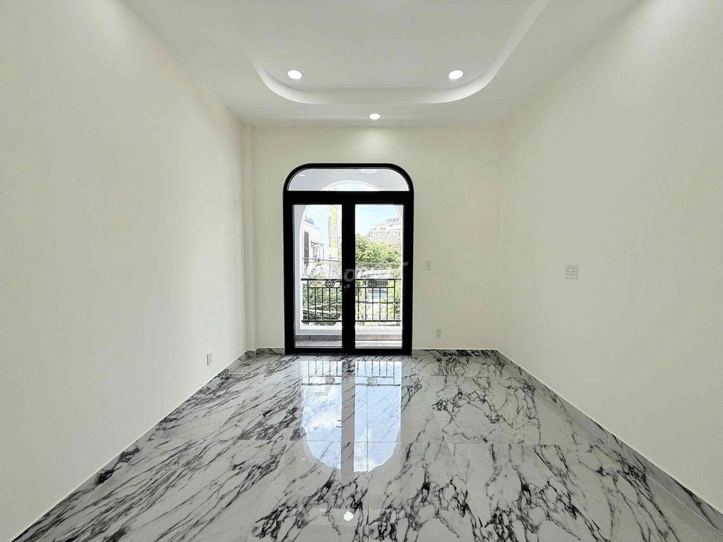 It's the owner who rents the original three bedrooms-- Nguyễn Thượng Hiền, Gò Vấp