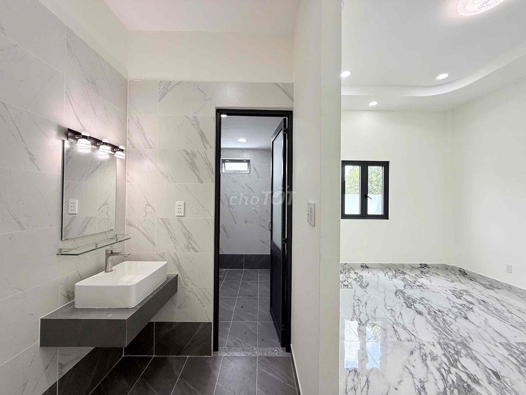 It's the owner who rents the original three bedrooms-- Nguyễn Thượng Hiền, Gò Vấp