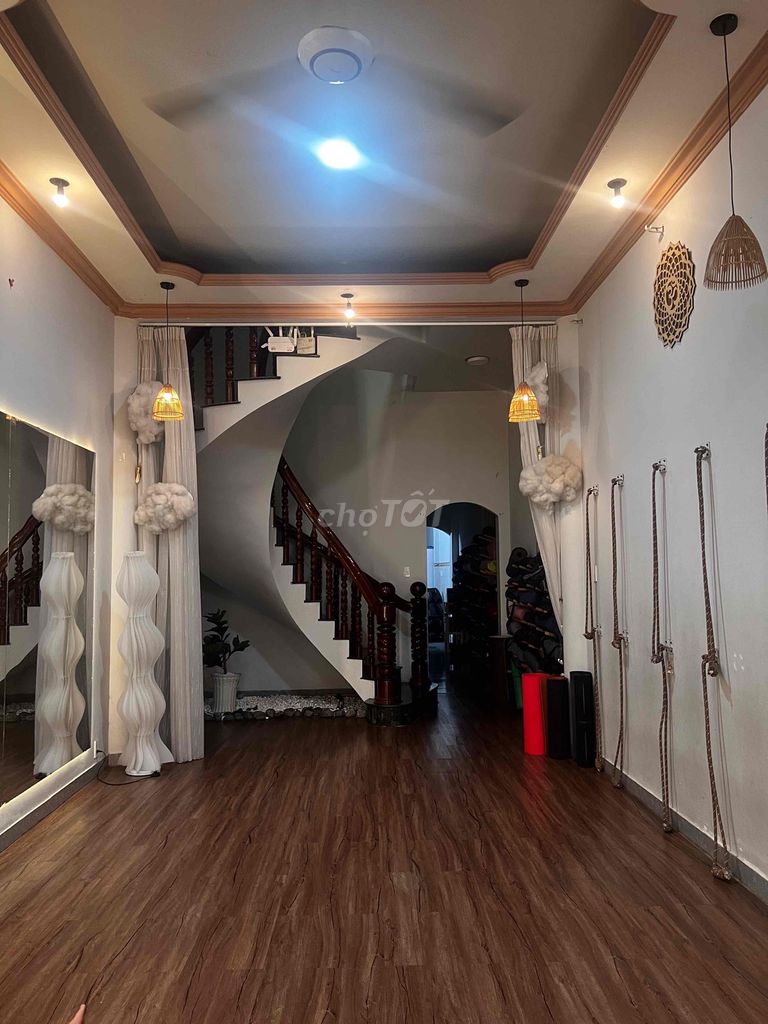 Rent Mt Nvq. 4 meters x 36 meters. Two stories, four bedrooms. Three toilets. At 22 million.