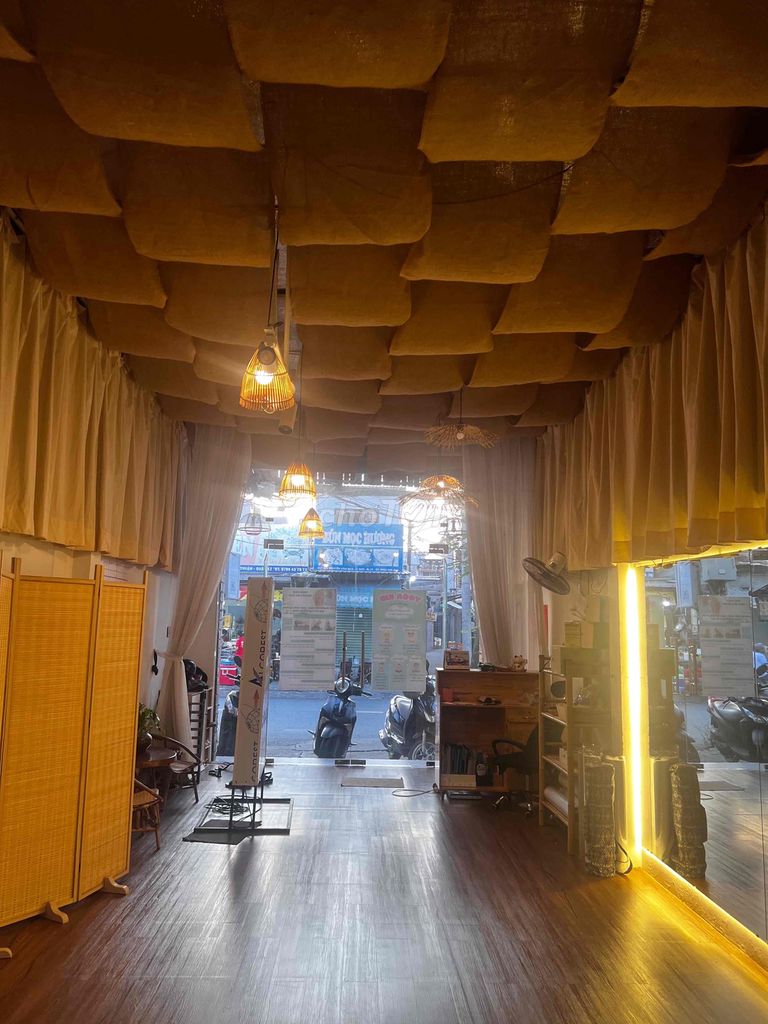 Rent Mt Nvq. 4 meters x 36 meters. Two stories, four bedrooms. Three toilets. At 22 million.