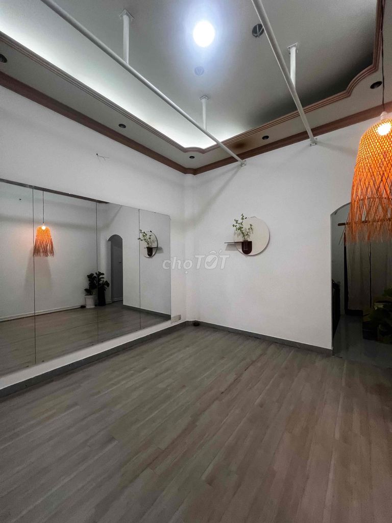 Rent Mt Nvq. 4 meters x 36 meters. Two stories, four bedrooms. Three toilets. At 22 million.