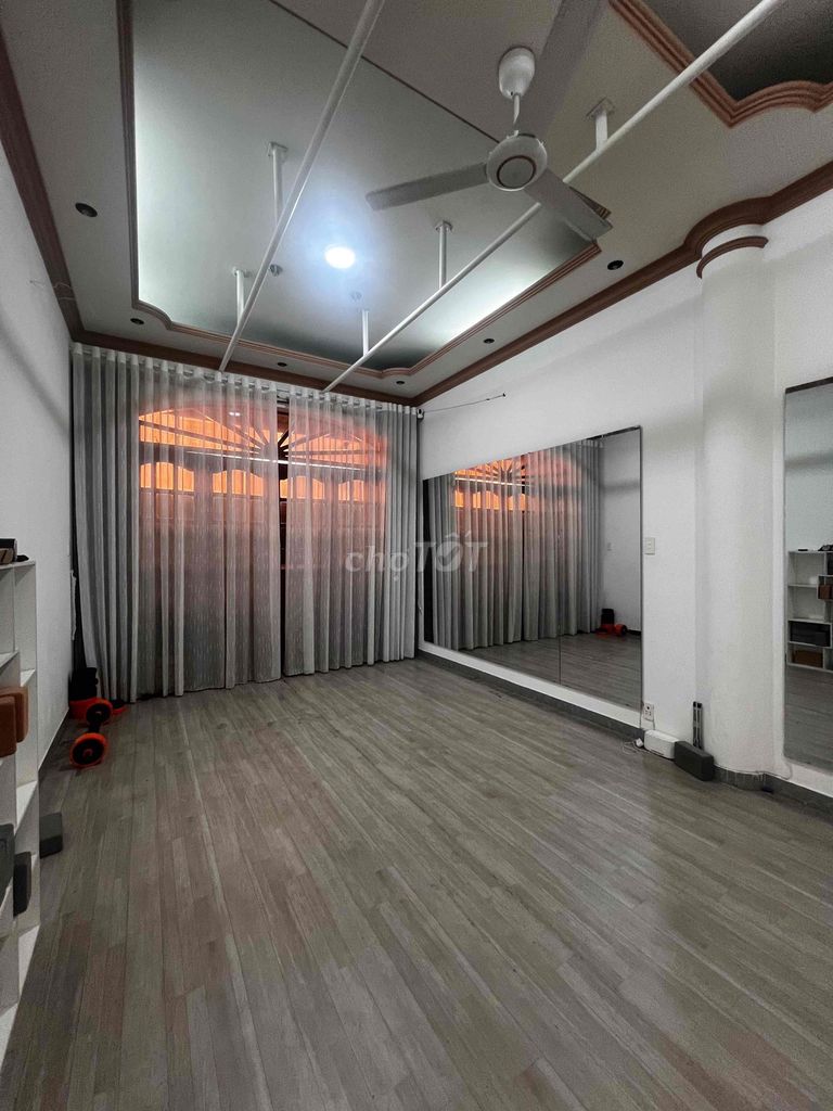 Rent Mt Nvq. 4 meters x 36 meters. Two stories, four bedrooms. Three toilets. At 22 million.