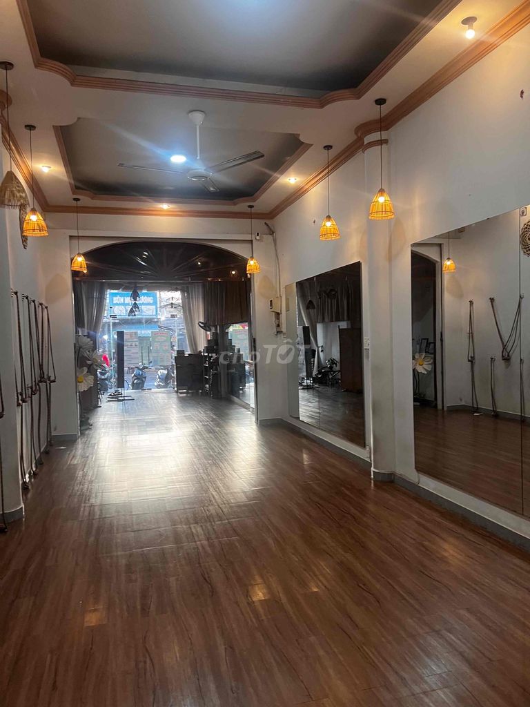 Rent Mt Nvq. 4 meters x 36 meters. Two stories, four bedrooms. Three toilets. At 22 million.