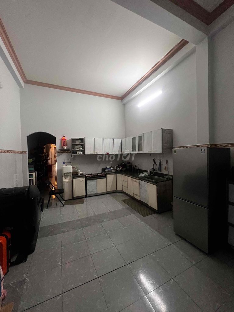 Rent Mt Nvq. 4 meters x 36 meters. Two stories, four bedrooms. Three toilets. At 22 million.