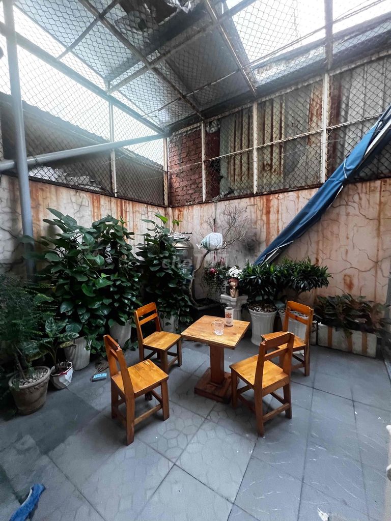 Rent Mt Nvq. 4 meters x 36 meters. Two stories, four bedrooms. Three toilets. At 22 million.