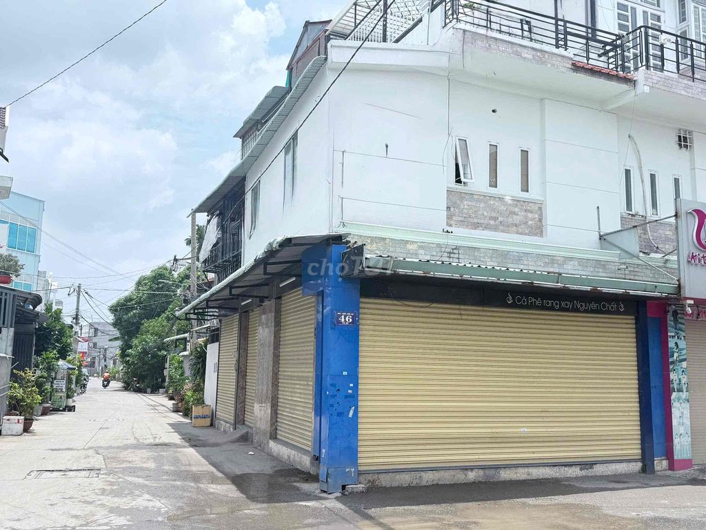Two-sided business. Second floor, three bathrooms. 10 tons of road.