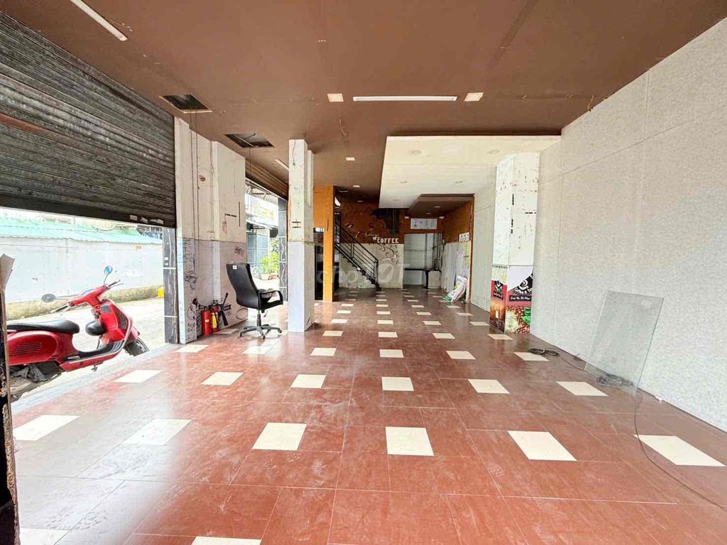 Two-sided business. Second floor, three bathrooms. 10 tons of road.