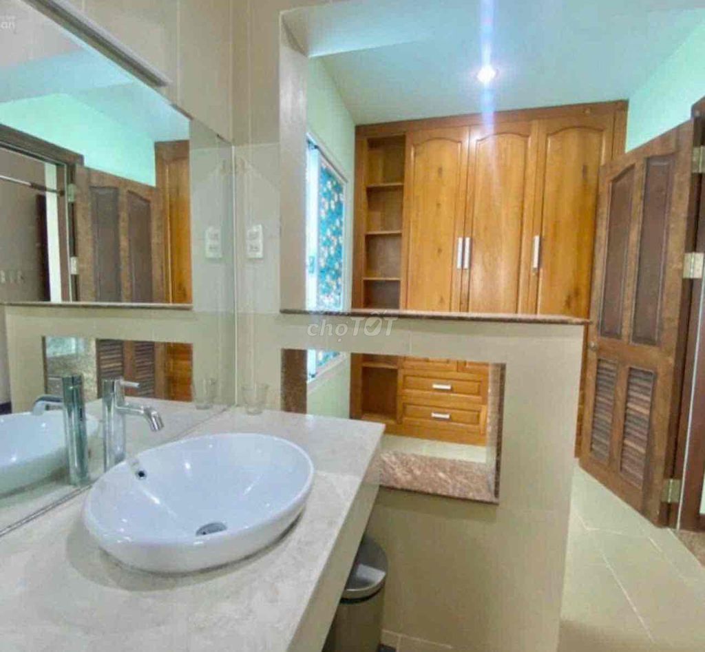 Rent a five-size house plus five-five-year-old toilets, 7th District, full-on-the-five million-month tax sack.