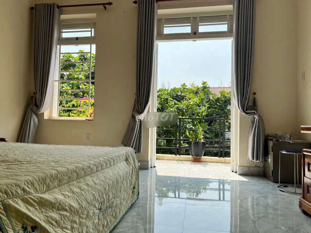 Rent the house (near market). area 4 X12. It's 12 million and 5