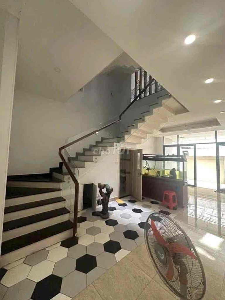 Rent a three-story bedroom at 28 million-dollar ligament hospital.