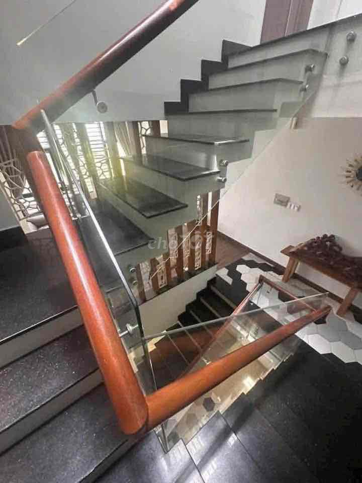 Rent a three-story bedroom at 28 million-dollar ligament hospital.
