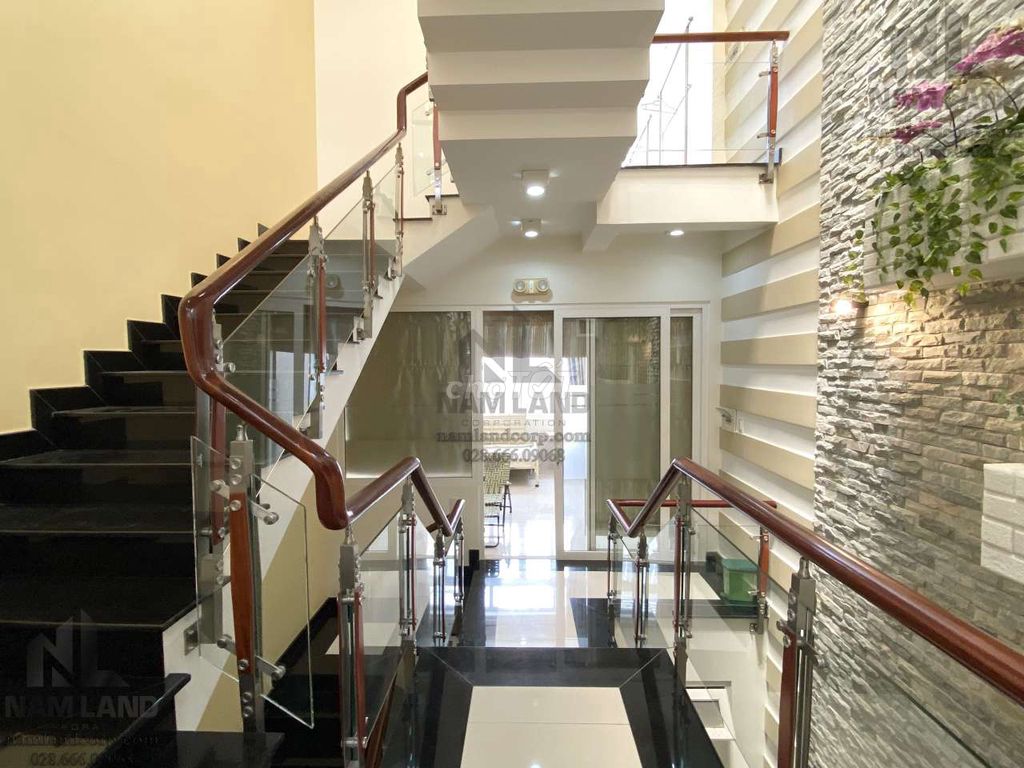 The 4X20 house is three floors of basic furniture only 33 million.