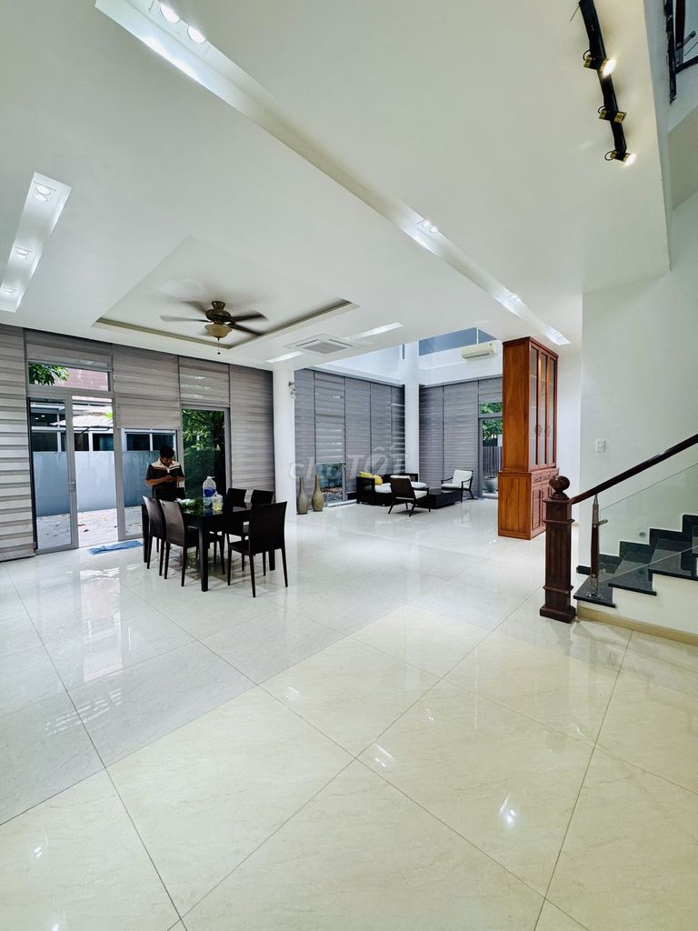 Single house 16 X25 M - full interior 5 bedroom - large car yard - District 9