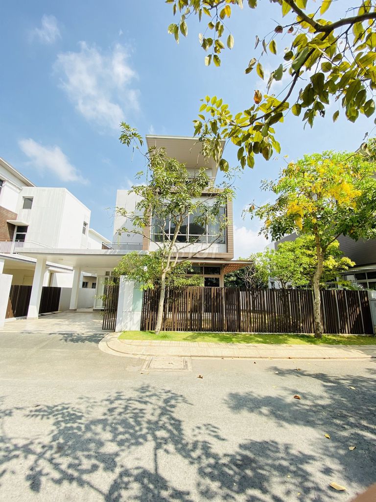 Single house 16 X25 M - full interior 5 bedroom - large car yard - District 9
