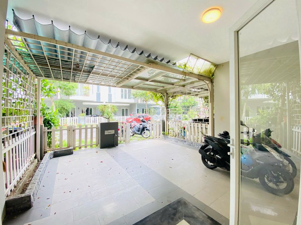 The Violed Melosa house is comfortable filling out 6 X18 M - 3 floors of interior - private car yard