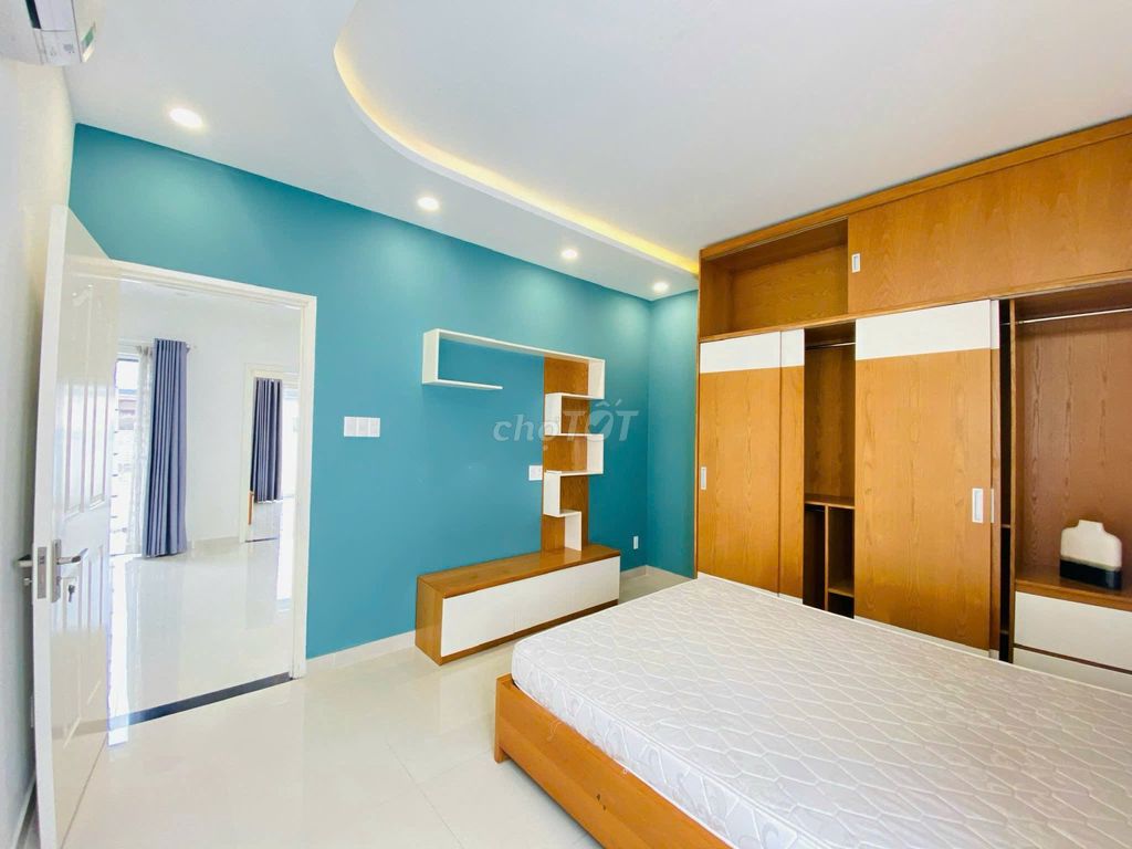 The Violed Melosa house is comfortable filling out 6 X18 M - 3 floors of interior - private car yard