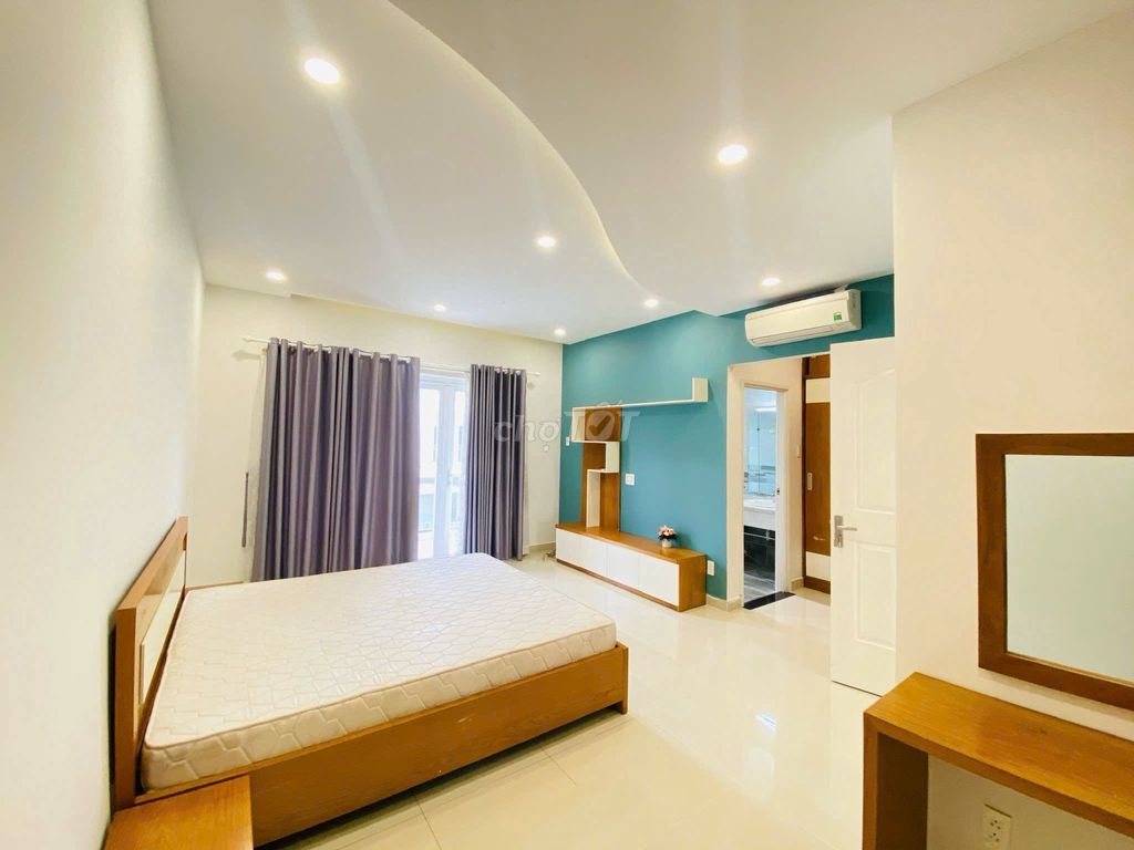 The Violed Melosa house is comfortable filling out 6 X18 M - 3 floors of interior - private car yard
