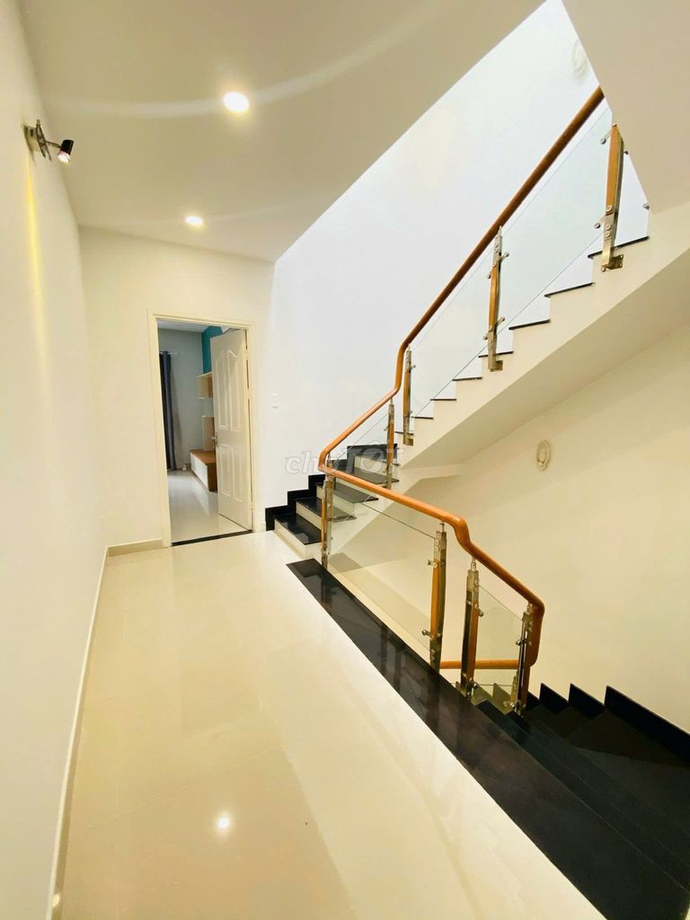 The Violed Melosa house is comfortable filling out 6 X18 M - 3 floors of interior - private car yard