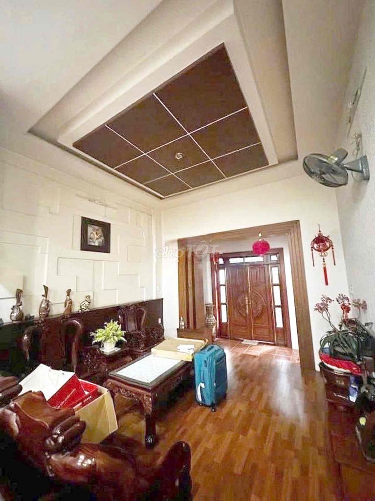 Rent the villa 8 x 18 M with 6 bedrooms, Cách Mạng Tháng 8, 3rd, 40 million