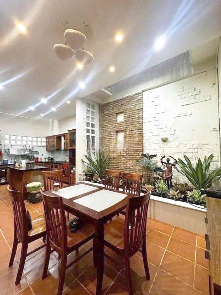 Rent the villa 8 x 18 M with 6 bedrooms, Cách Mạng Tháng 8, 3rd, 40 million