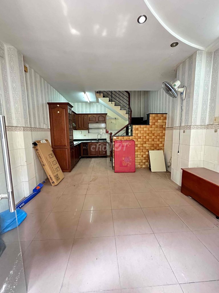 Rent a car alley house in Bàu Cát Tân Bình. area: 4 meters x 8 meters 3 floors at 12 million